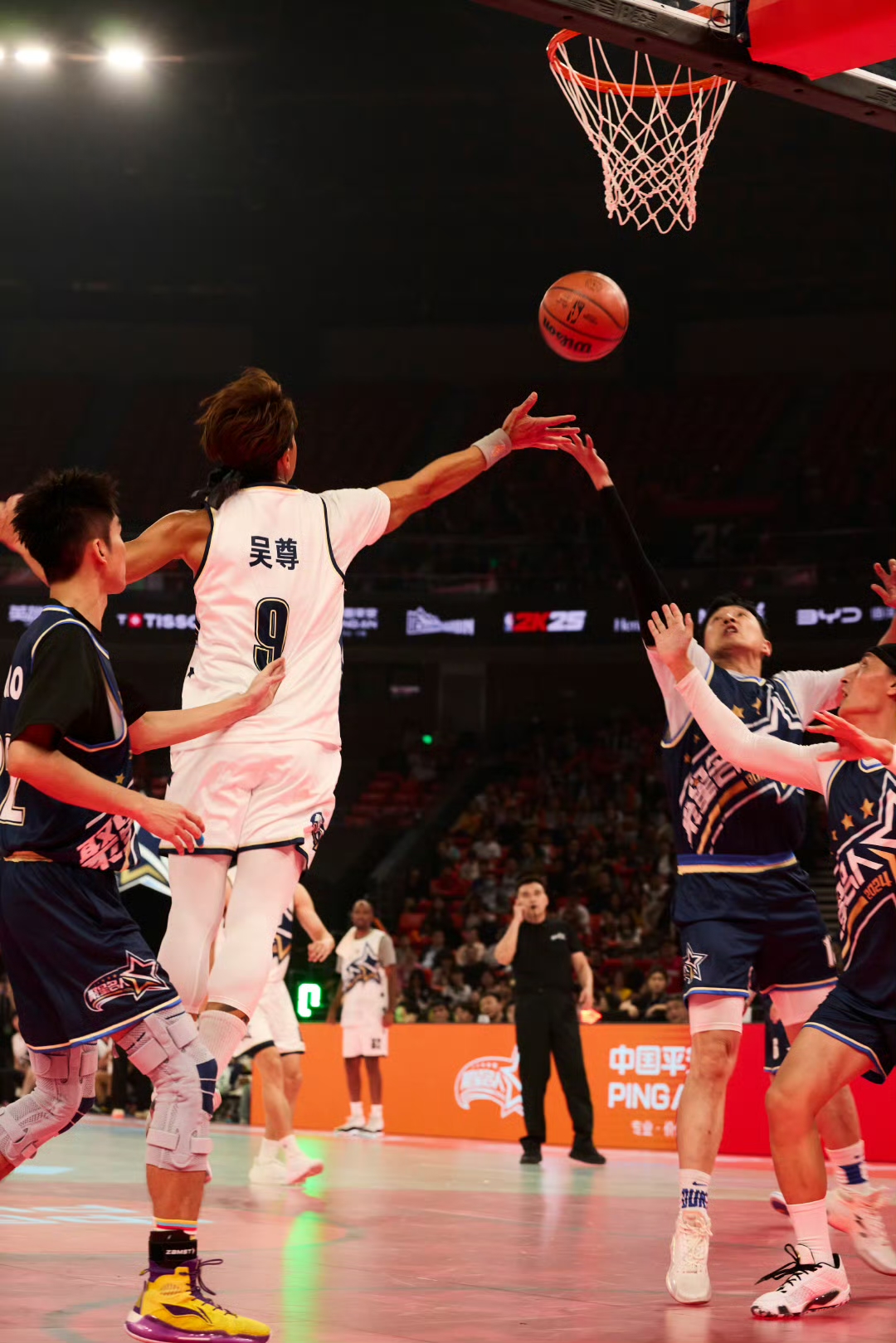 亚洲篮球赛事吸引万名球迷观赛，场面火爆